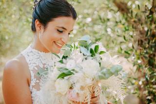 sposa con in mano un bouquet con pampas