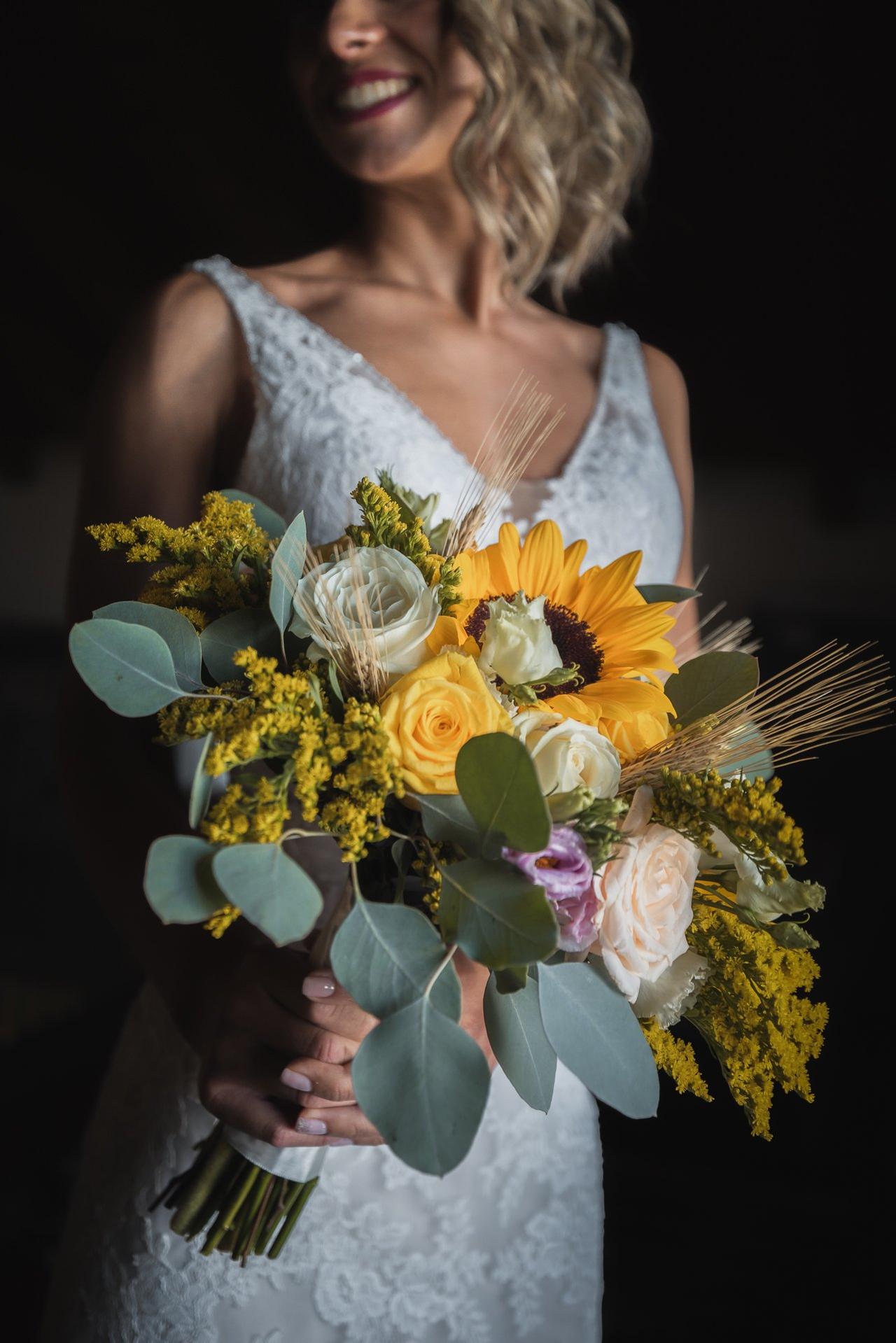 bouquet da sposa con girasoli ed eucalipto