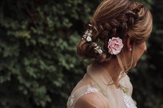 acconciatura sposa con treccia e fiori