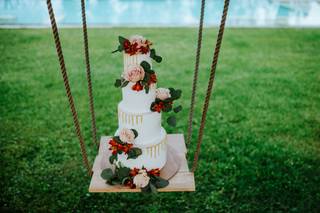 torta matrimonio su altalena con fiori