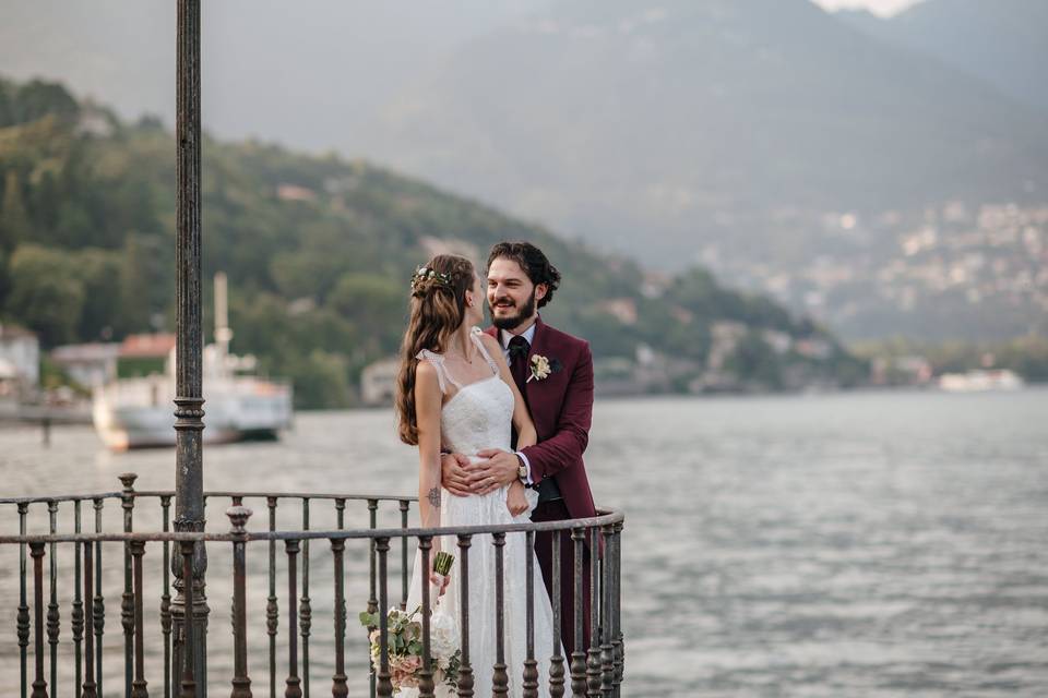 sposo e sposa sul lago