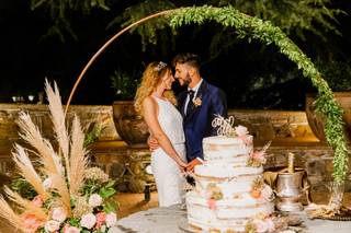 Decorazioni con hula hoop per la torta nuziale con pampas e foglie