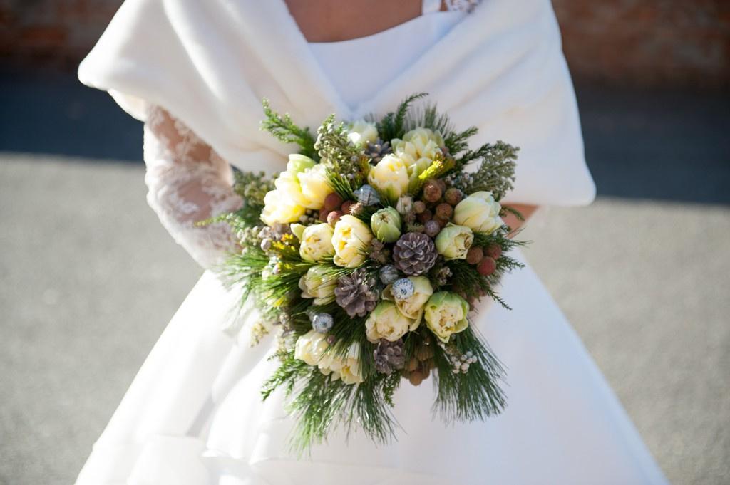 bouquet invernale da sposa con fiori gialli