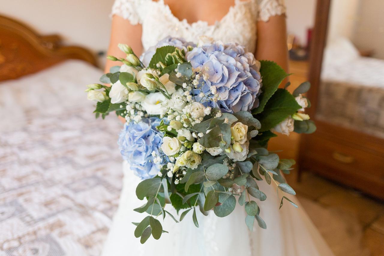 bouquet con ortensia azzurra