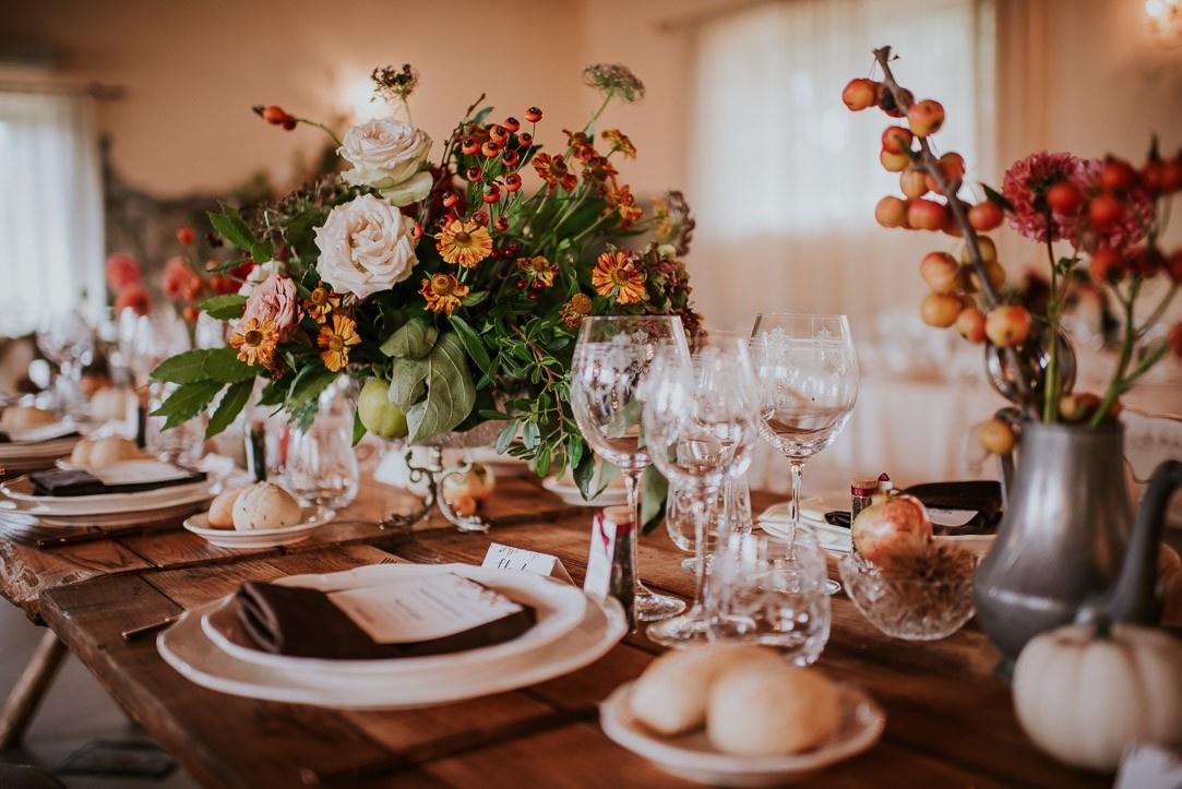 Centrotavola elegante con candele e melograna - Decorare la tavola