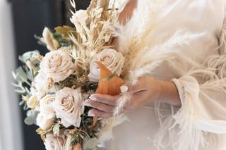 sposa con bouquet autunnale fiori rosa pallido e spighe