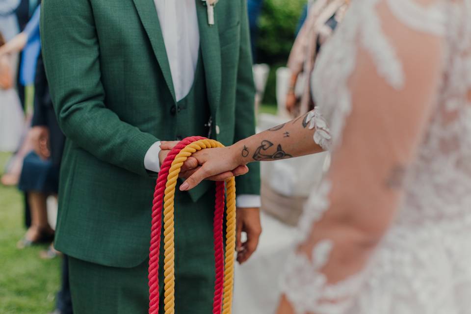 rito handfasting matrimonio con nastri gialli e rossi