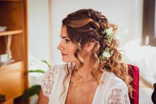 acconciatura sposa capelli ricci raccolto laterale