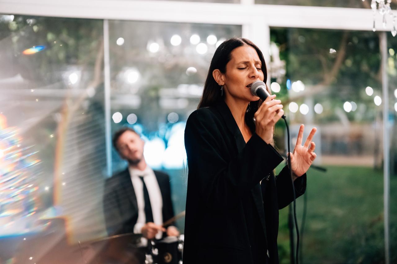 cantante che si esibisce durante il ricevimento- musica matrimonio