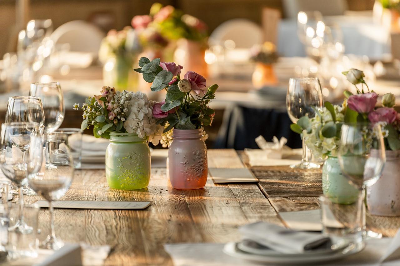 barattoli colorati con fiori come centrotavola matrimonio