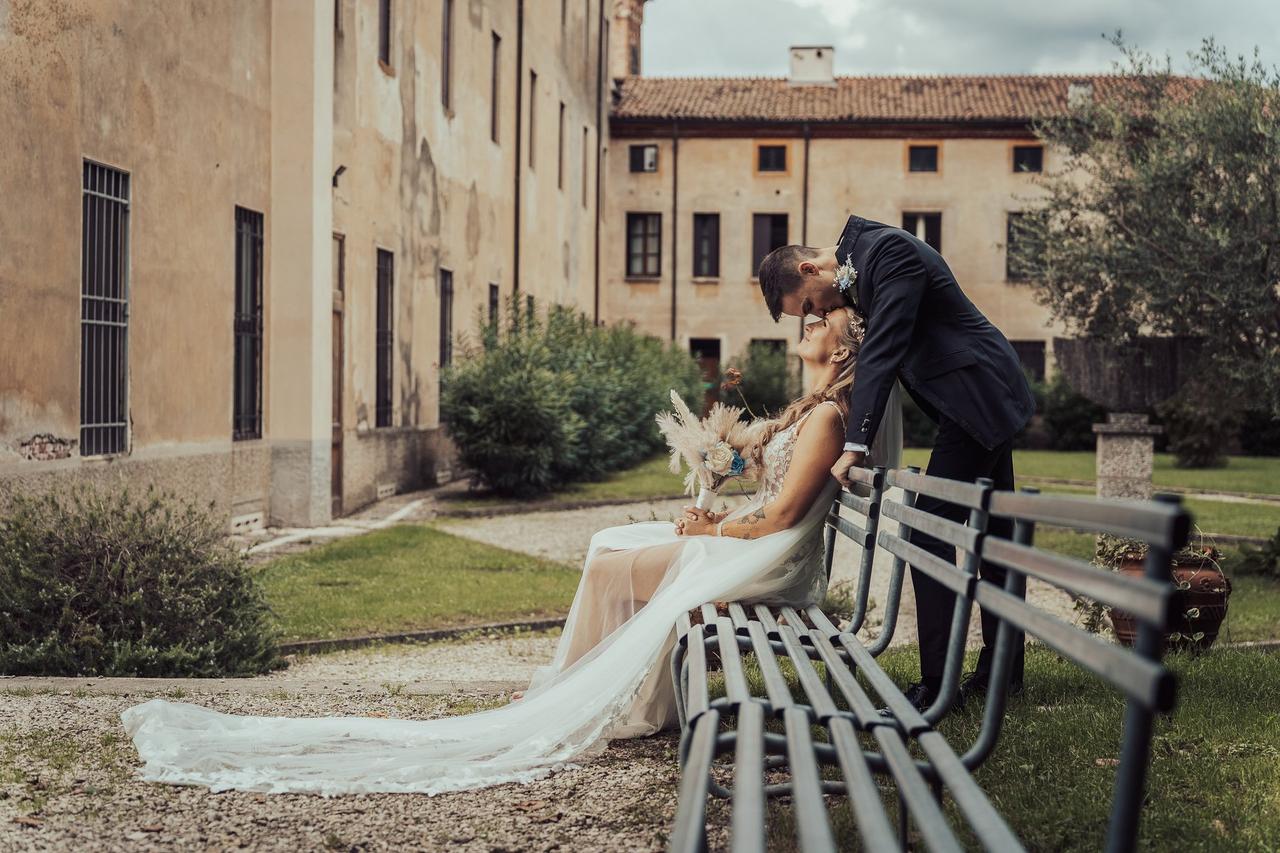 Bacio coppia dopo il matrimonio