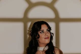 sposa che tiene in mnao bouquet da sposa invernale con fiori bianchi e bacche rosse