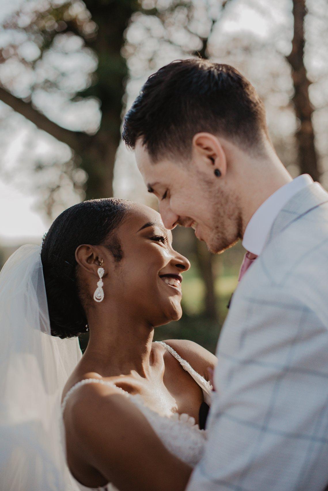 sposa e sposo durante servizio fotografico