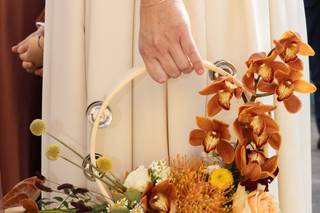 hoop bouquet con fiori in arancione- bouquet autunnale