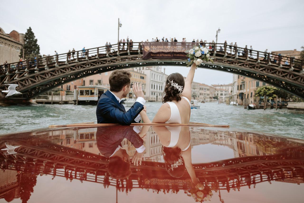 Sposi in barca dopo matrimonio