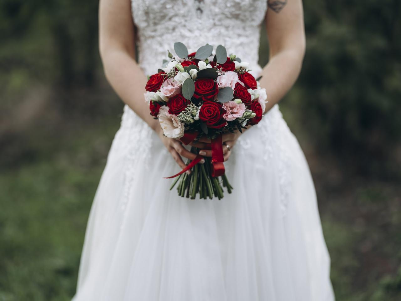 bouquet sposa autunnale con rose rosse ed eucalipto