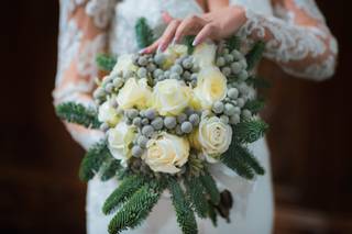 bouquet invernale da sposa con foglie d'abete