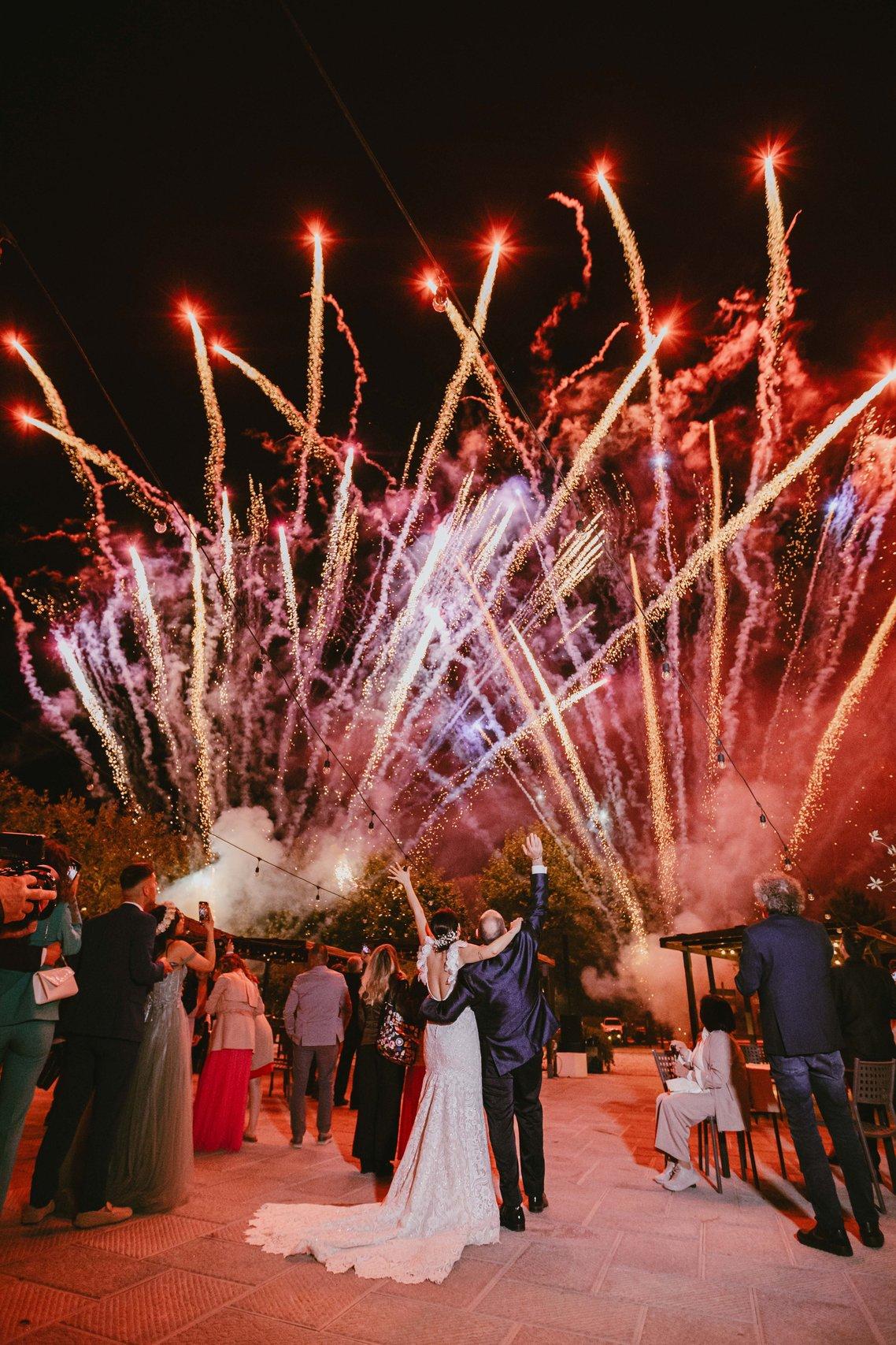 sposi che guardano i fuochi d'artificio per intrattenimento matrimonio