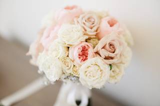 bouquet da sposa semplice con peonie