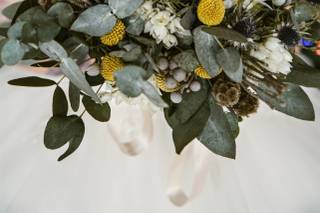 bouquet da sposa invernale con bacche e fogliame