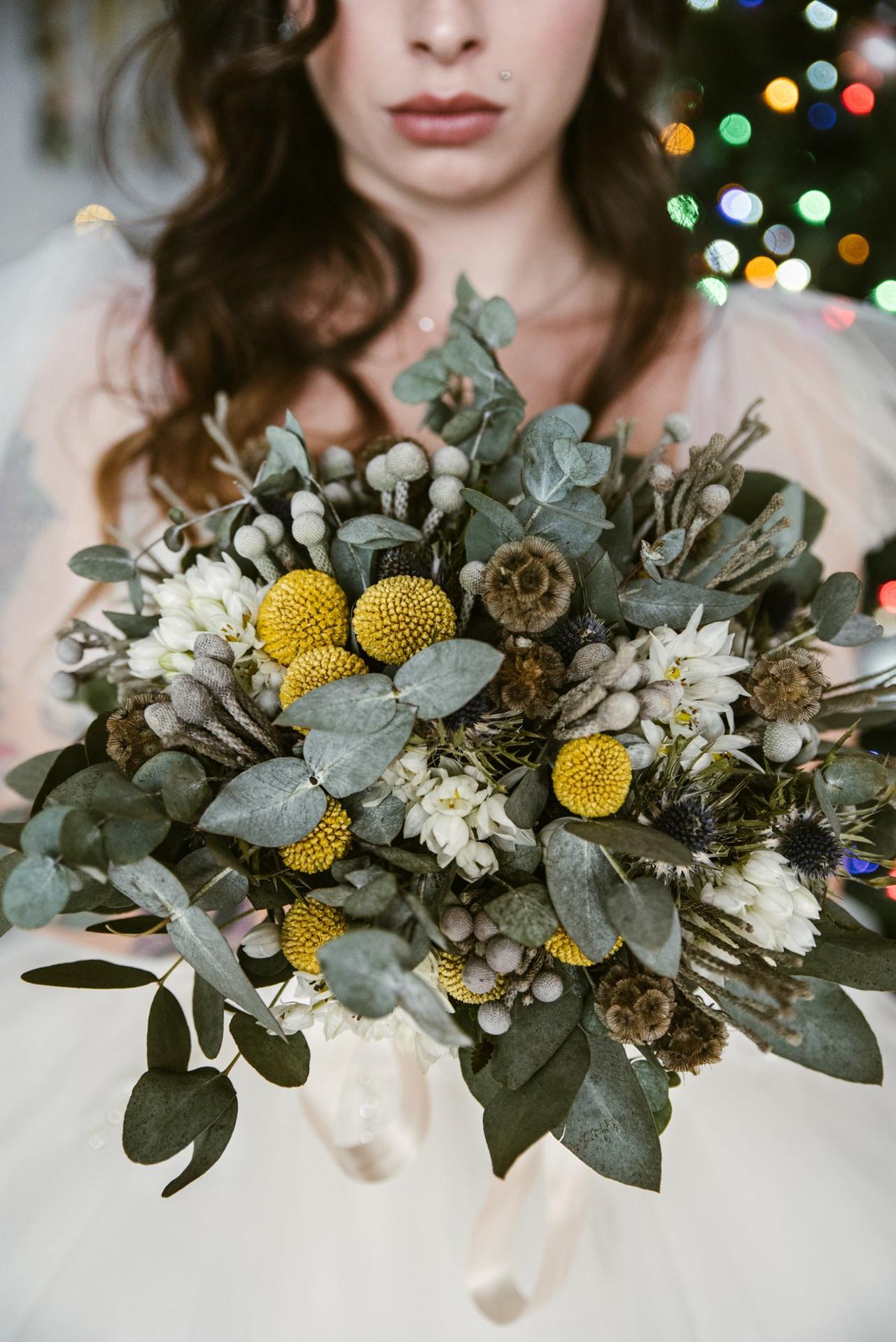 bouquet da sposa invernale con bacche e fogliame