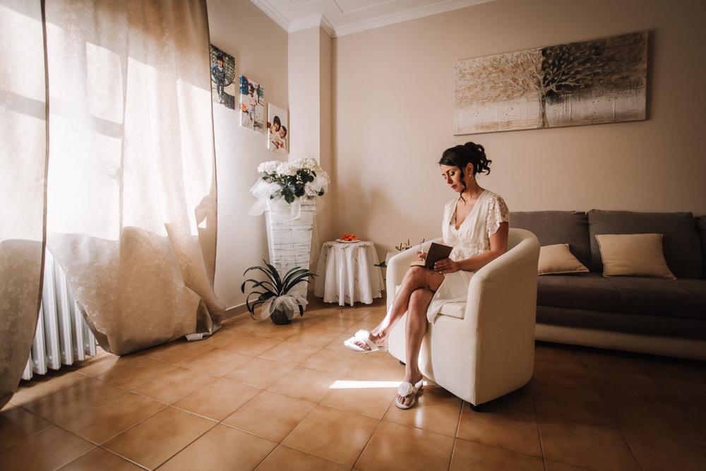 sposa che scrive su un libricino prima della cerimonia