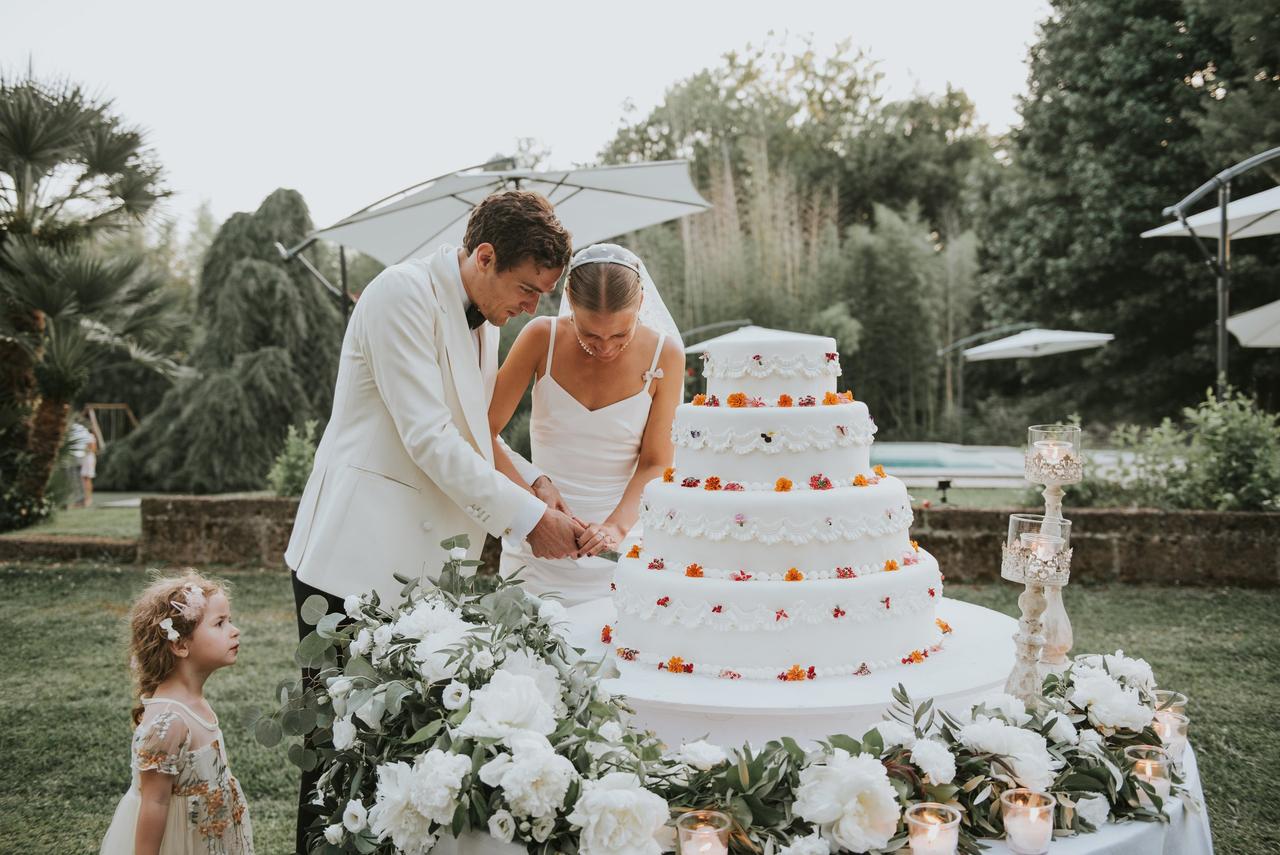 sposi che tagliano la torta nuziale