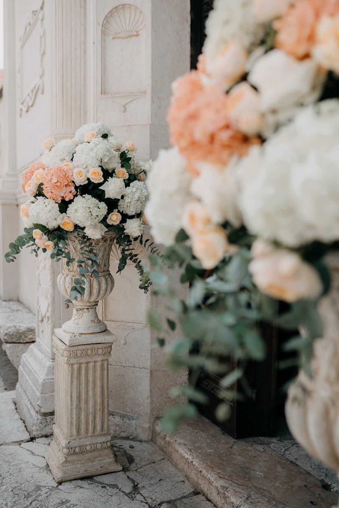 fiori esterno chiesa matrimonio