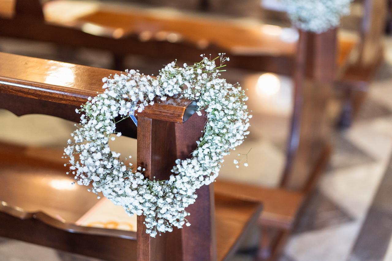 decorazioni floreali per le panche della chiesa a forma di cuore