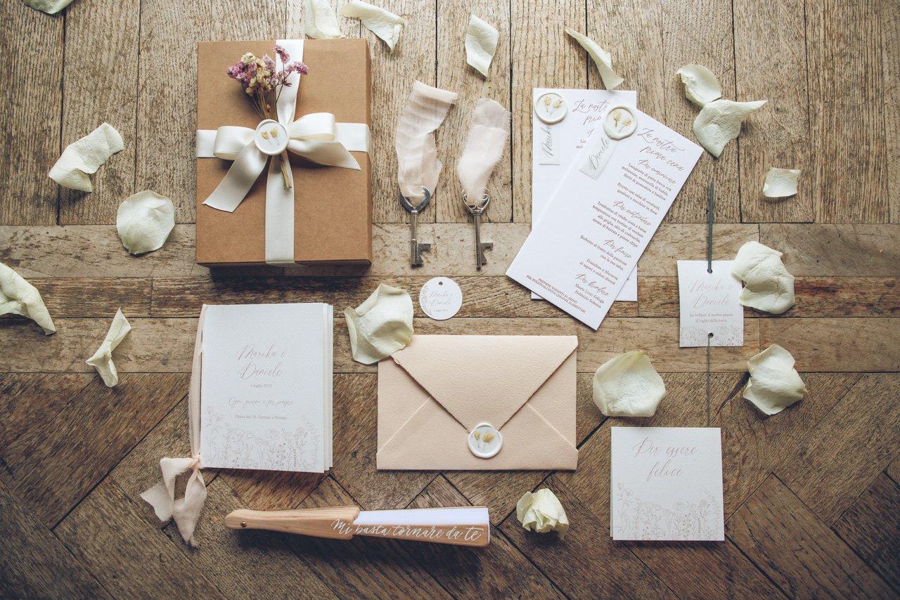 stationery nuziale con colori chiari