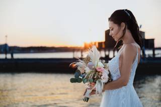 sposa con in mano un bouquet con pampas