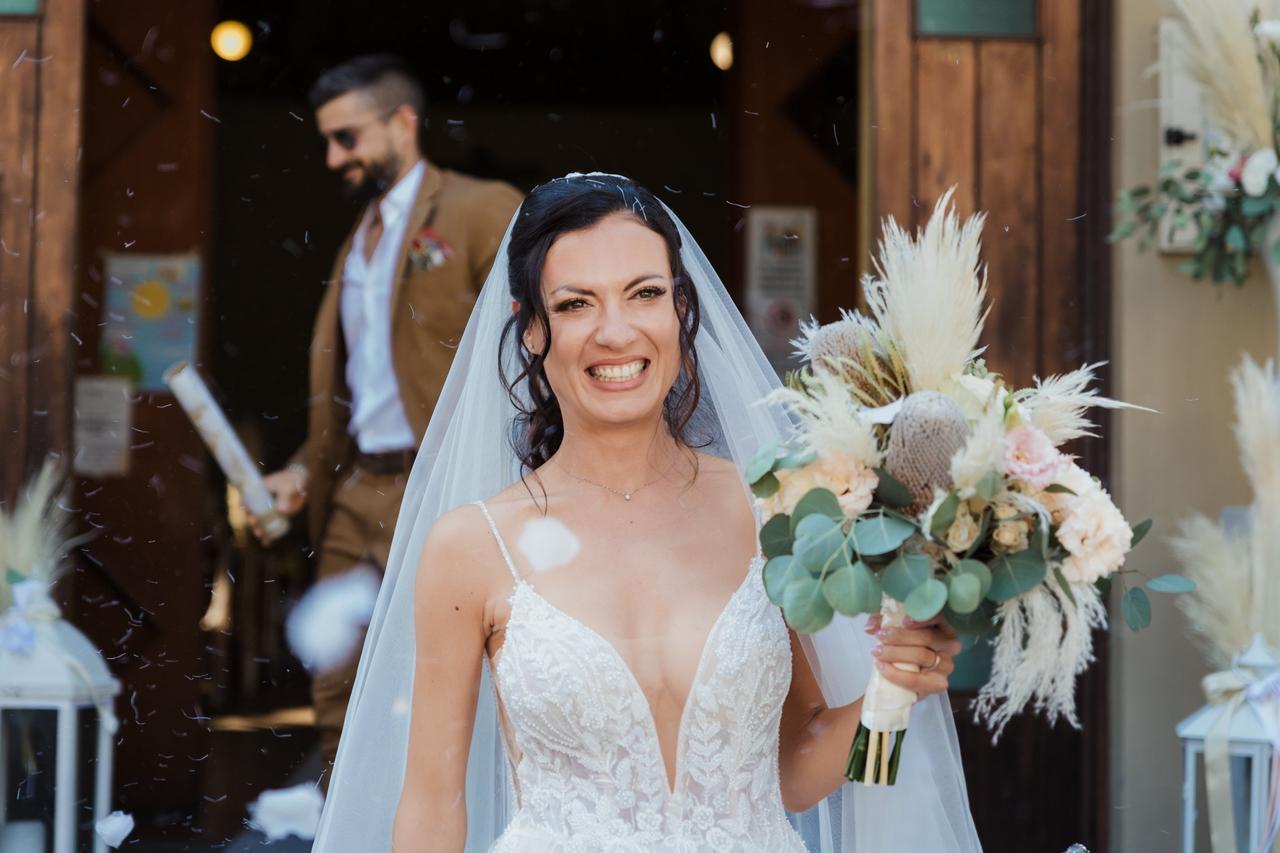 sposa con in mano un bouquet con pampas