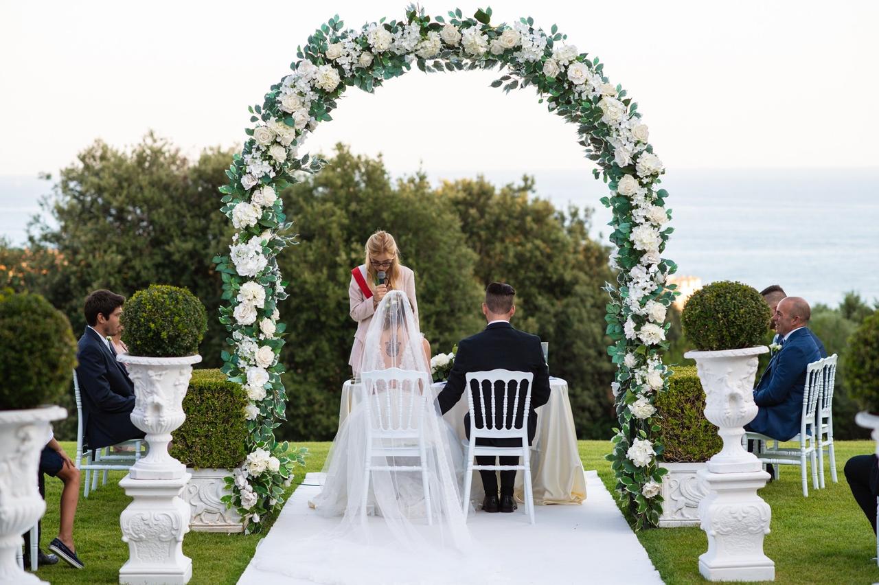 Arco floreale per matrimonio romantico in Abbazia Donna di