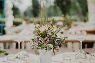 centrotavola fiori di campo con spighe di grano