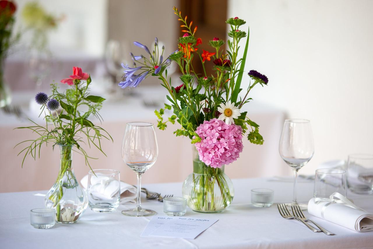 centrotavola matrimonio con fiori di campo