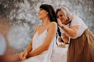 hairstylist che pettina sposa con acconciatura sposa con treccia