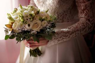 sposa che tiene in mano il bouquet autunnale