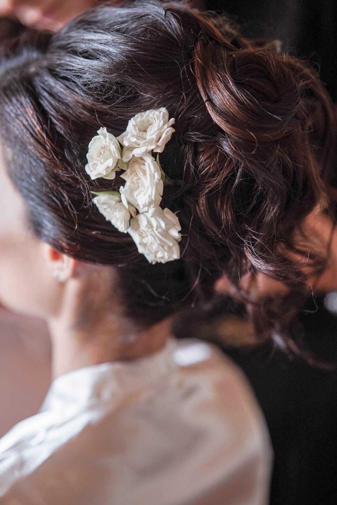 fiorellini bianchi posti lateralmente nel semiraccolto con fiori sposa