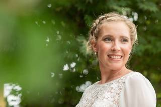 treccia alla francese nel semiraccolto con fiori sposa