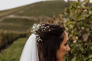 semiraccolto con fiori sposa e velo