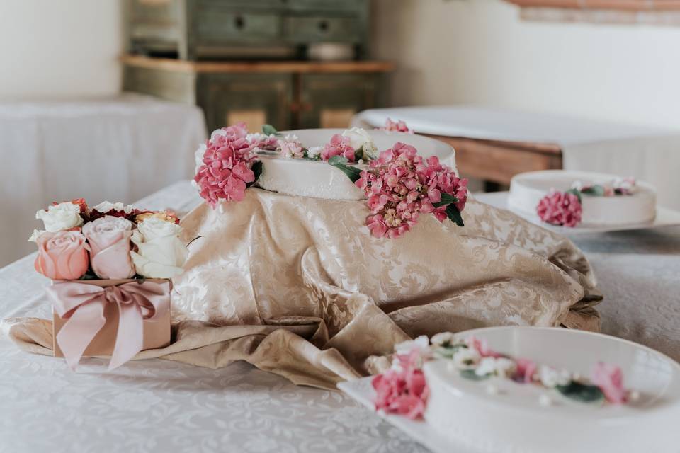 torta promessa matrimonio bianca con fiori rosa