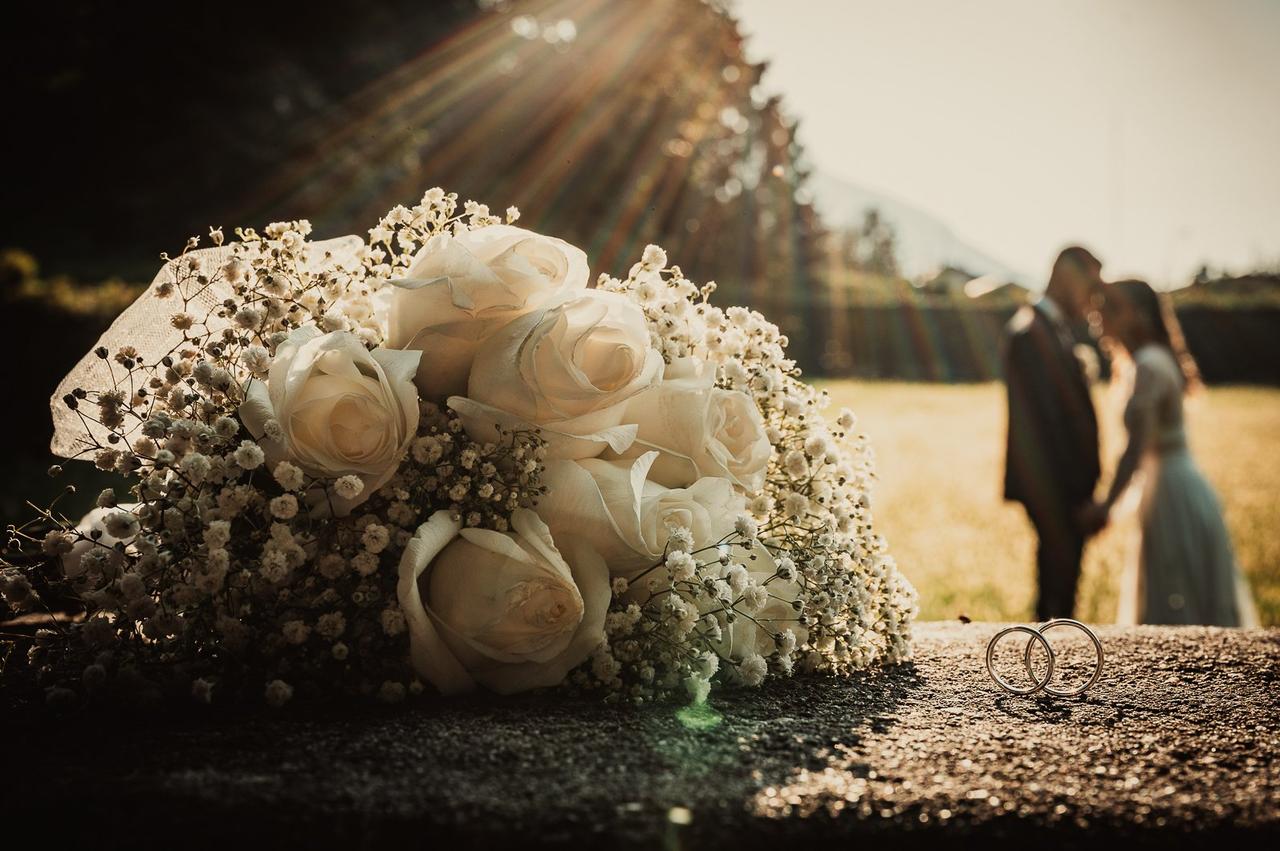 fedi e bouquet con rose e gypsophila