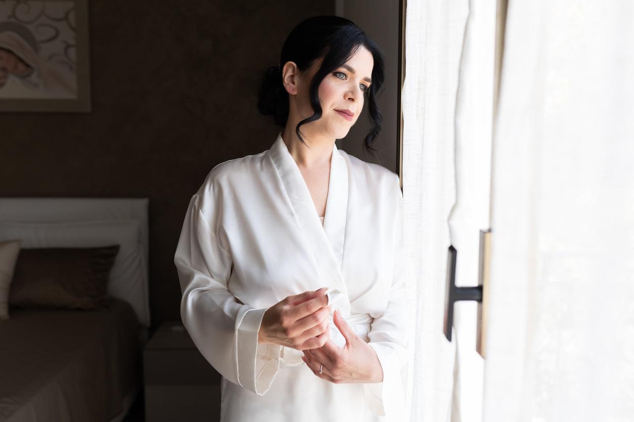 sposa con vestaglia in raso- cosa deve avere una sposa