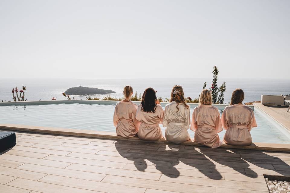 sposa e damigelle in piscina vista mare