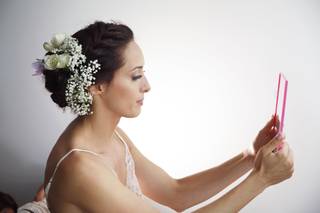 acconciatura laterale semiraccolto con fiori sposa