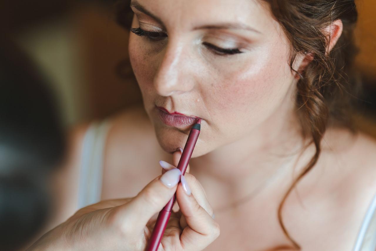 sposa che si trucca- cose che la sposa deve avere