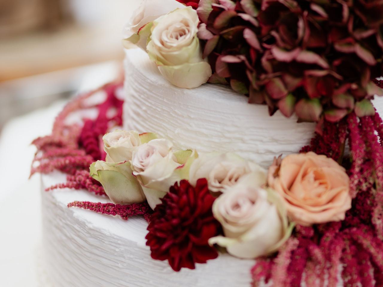 torta per matrimonio civile decorata con fiori