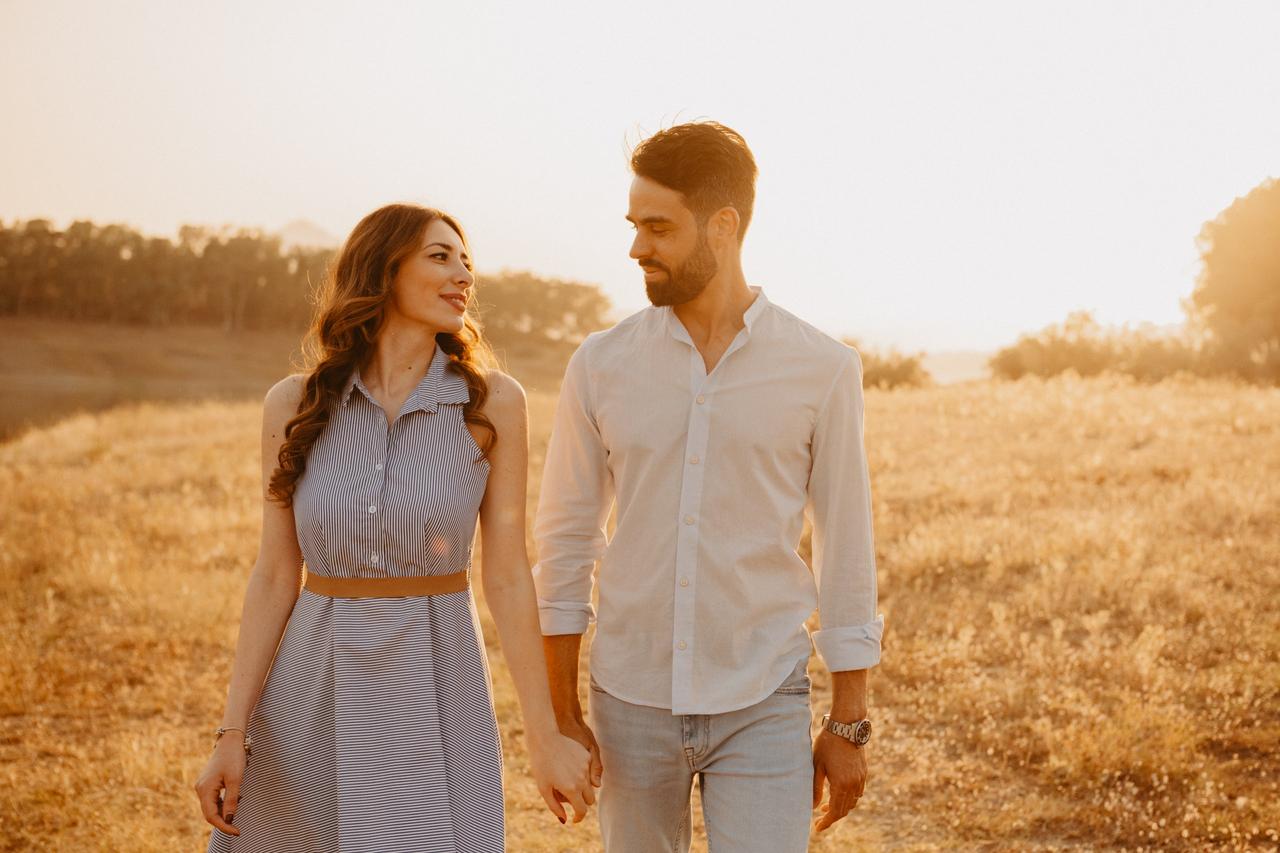 fidanzati che camminano guardandosi negli occhi- frasi promessa matrimonio
