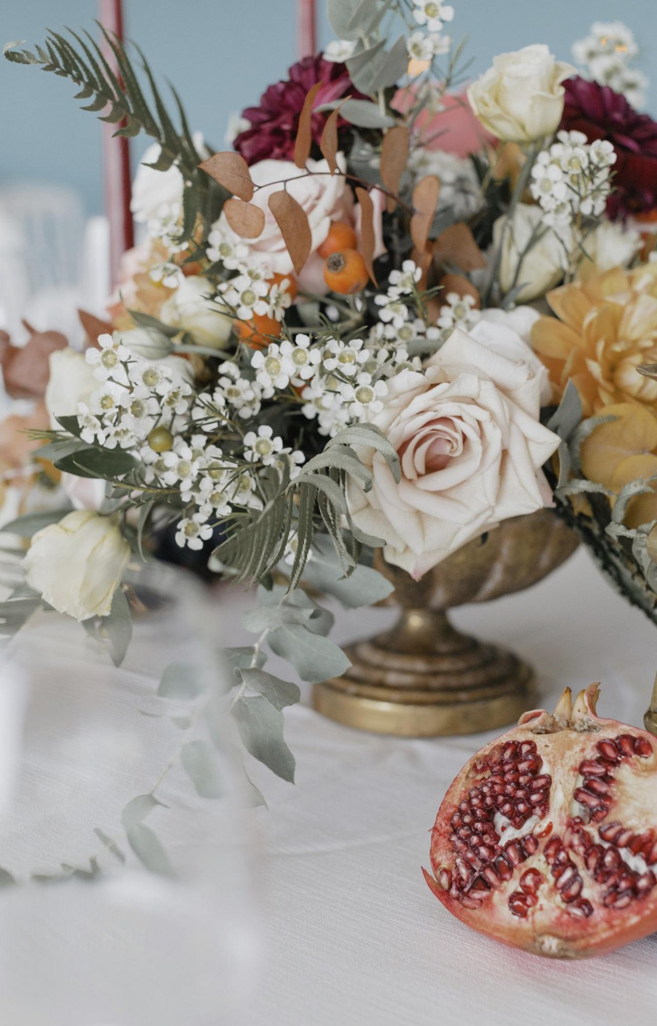 centrotavola matrimonio autunno con fiori bianchi