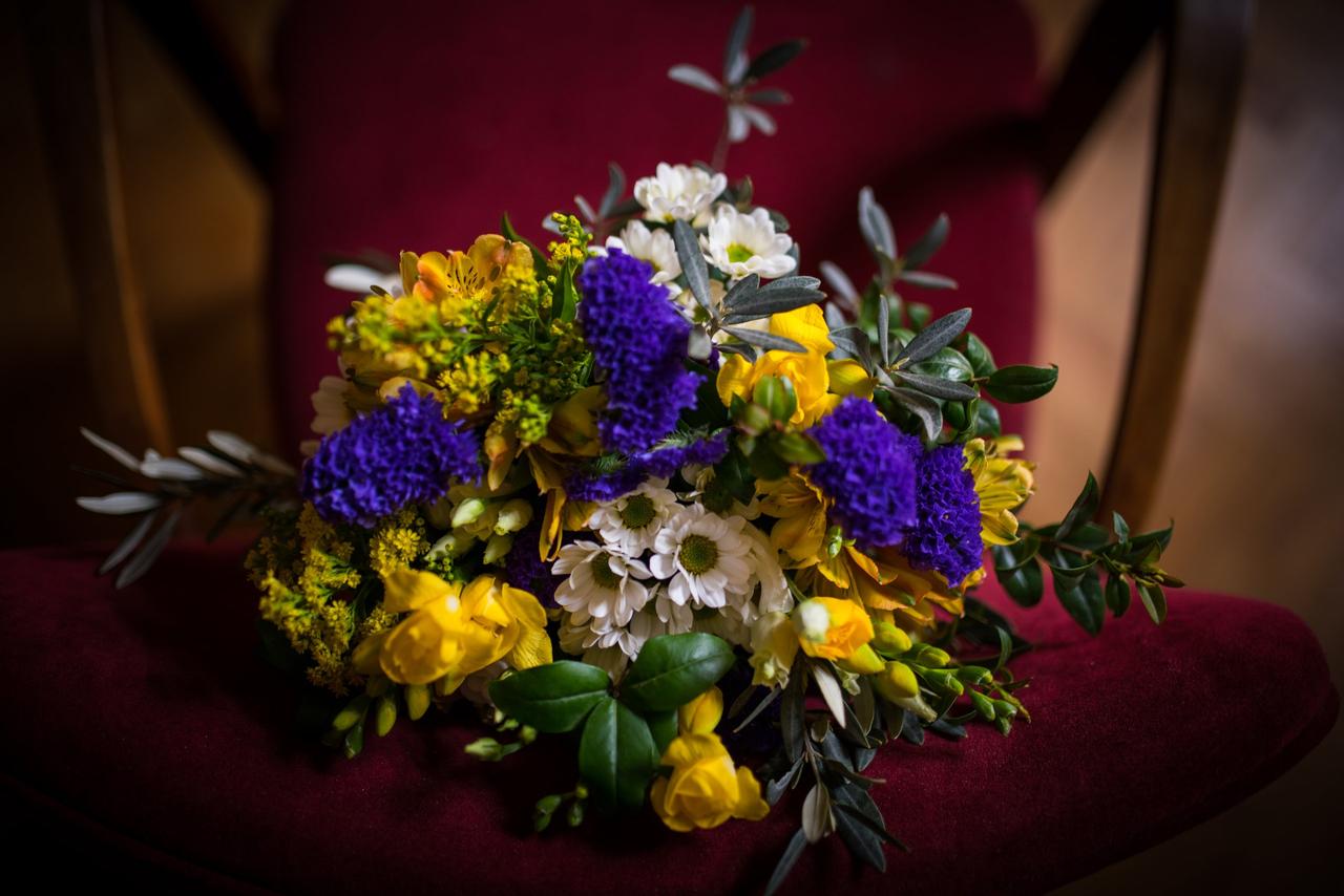 Bouquet da sposa con margherite e fiori colorati